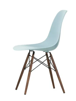 Vitra Eames Plastic Side Chair DSW, mørkbejdset ahorntræ fra Clearance
