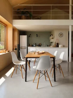Vitra Eames Plastic Side Chair DSW, mørkbejdset ahorntræ fra Clearance