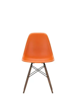Vitra Eames Plastic Side Chair DSW, mørkbejdset ahorntræ fra Clearance
