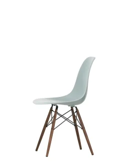 Vitra Eames Plastic Side Chair DSW, mørkbejdset ahorntræ fra Clearance