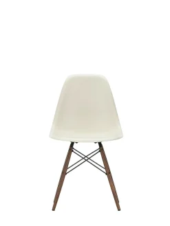 Vitra Eames Plastic Side Chair DSW, mørkbejdset ahorntræ fra Clearance
