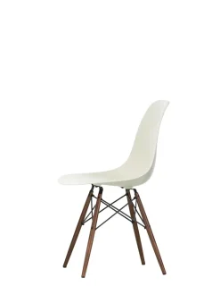 Vitra Eames Plastic Side Chair DSW, mørkbejdset ahorntræ fra Clearance