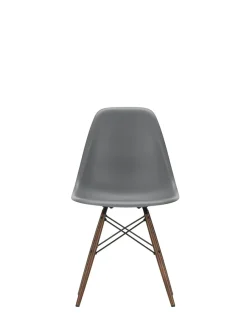Vitra Eames Plastic Side Chair DSW, mørkbejdset ahorntræ fra Clearance