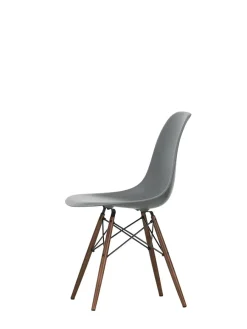 Vitra Eames Plastic Side Chair DSW, mørkbejdset ahorntræ fra Clearance