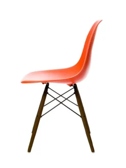Vitra Eames Plastic Side Chair DSW, mørkbejdset ahorntræ fra Clearance