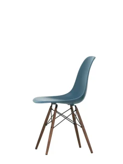 Vitra Eames Plastic Side Chair DSW, mørkbejdset ahorntræ fra Clearance