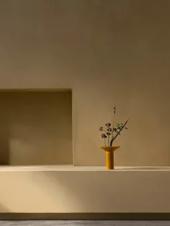 Audo Copenhagen Hana Vase, H14,5 cm i Ochre fra Clearance