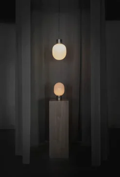 Audo Copenhagen JWDA Concrete Bordlampe fra Hot