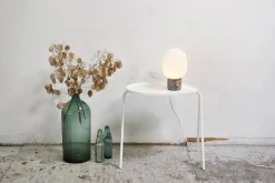 Audo Copenhagen JWDA Concrete Bordlampe fra Hot