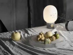 Audo Copenhagen JWDA Concrete Bordlampe fra Hot