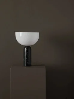 New Works Kizu Bordlampe Small, Black Marble fra New