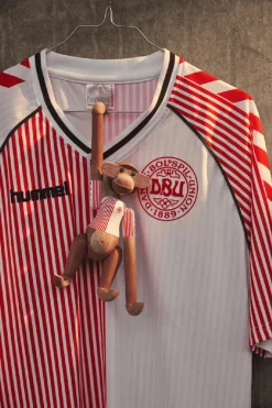 Kay Bojesen Lille Abe x DBU 86 Away af Outlet