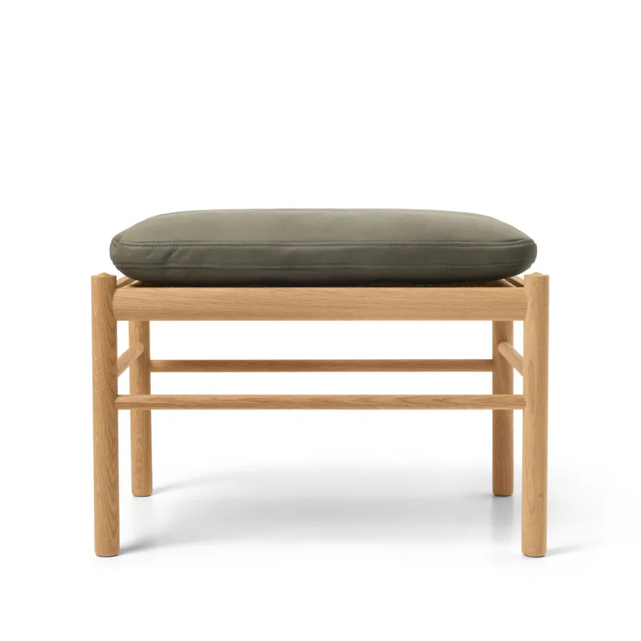 Carl Hansen & Søn OW149F Fodskammel til Colonial lænestol, eg olie, Terra-læder af Ole Wanscher Outlet