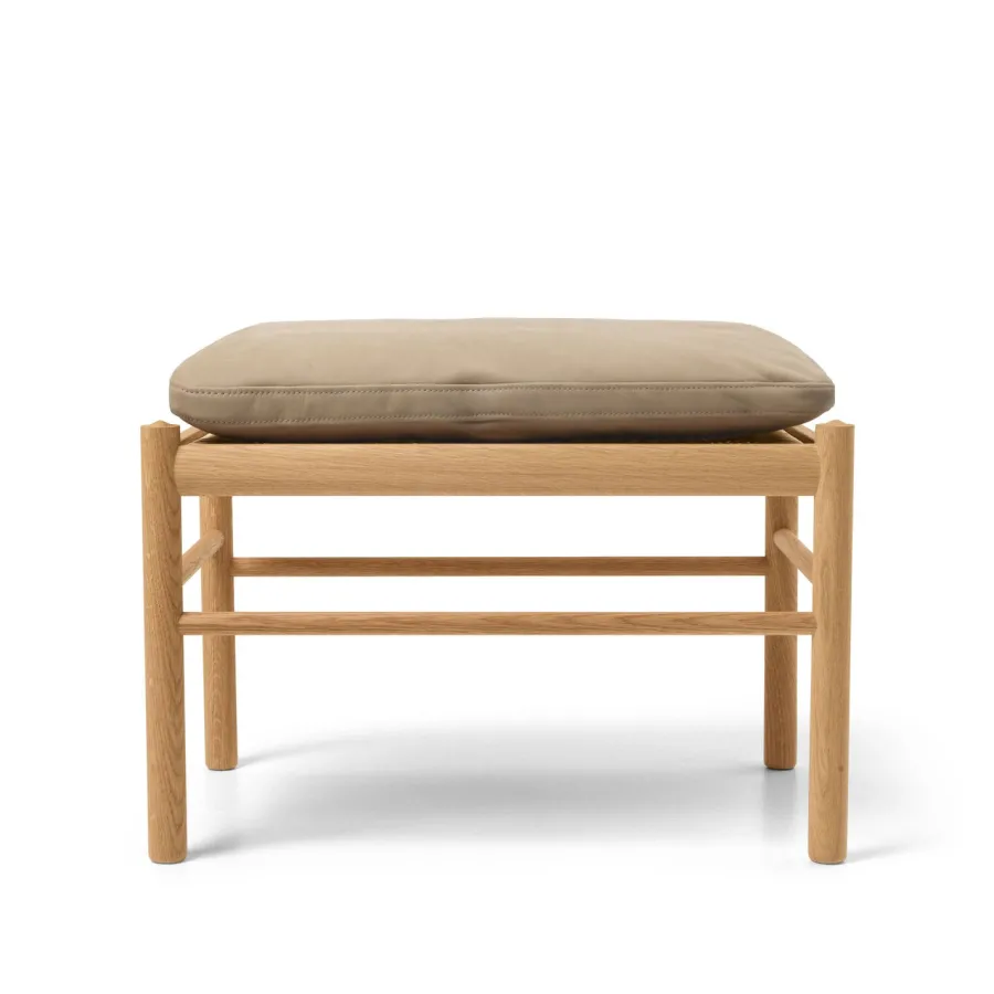 Carl Hansen & Søn OW149F Fodskammel til Colonial lænestol, eg olie, Terra-læder af Ole Wanscher Outlet