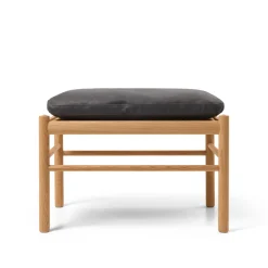 Carl Hansen & Søn OW149F Fodskammel til Colonial lænestol, eg olie, Terra-læder af Ole Wanscher Outlet