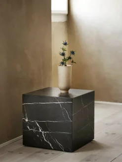 Audo Copenhagen Plinth Cubic Black Nero Marquina marmor fra Outlet