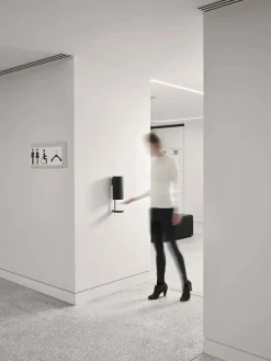 VOLA Sensorstyret håndsprit- og sæbedispenser, vægmonteret i sort fra Outlet
