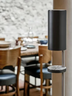 VOLA Sensorstyret håndsprit- og sæbedispenser, fritstående i hvid fra Hot