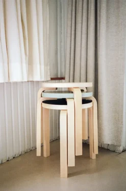 Artek Stool E60, lakeret birk fra Outlet