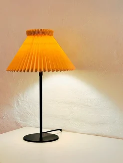 Le Klint 334T Bordlampe, buttermilk fra New