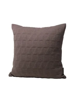 Fritz Hansen Trapez Pude 50x50 i earth brown af Arne Jacobsen New