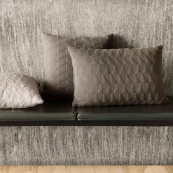 Fritz Hansen Trapez Pude 50x50 i earth brown af Arne Jacobsen New