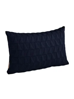 Fritz Hansen Trapez Pude 60x40 i midnight blue af Arne Jacobsen Outlet