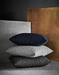 Fritz Hansen Trapez Pude 60x40 i midnight blue af Arne Jacobsen Outlet