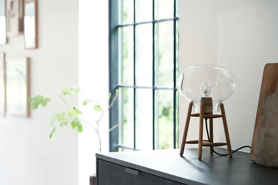 FDB Møbler U4 Hiti Bordlampe, opalt glas/eg fra Outlet