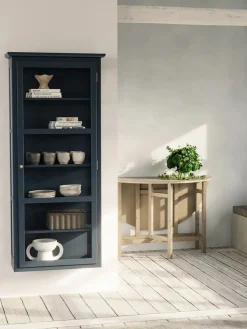 Lindebjerg Design Væghængt Vitrineskab N4, dark oak fra Outlet