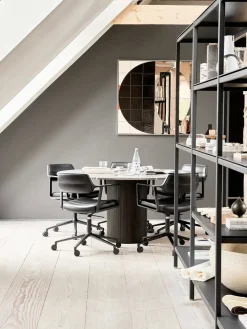 Vipp 453 Swivel+ Chair m/sort stel & hjul, sort læder fra