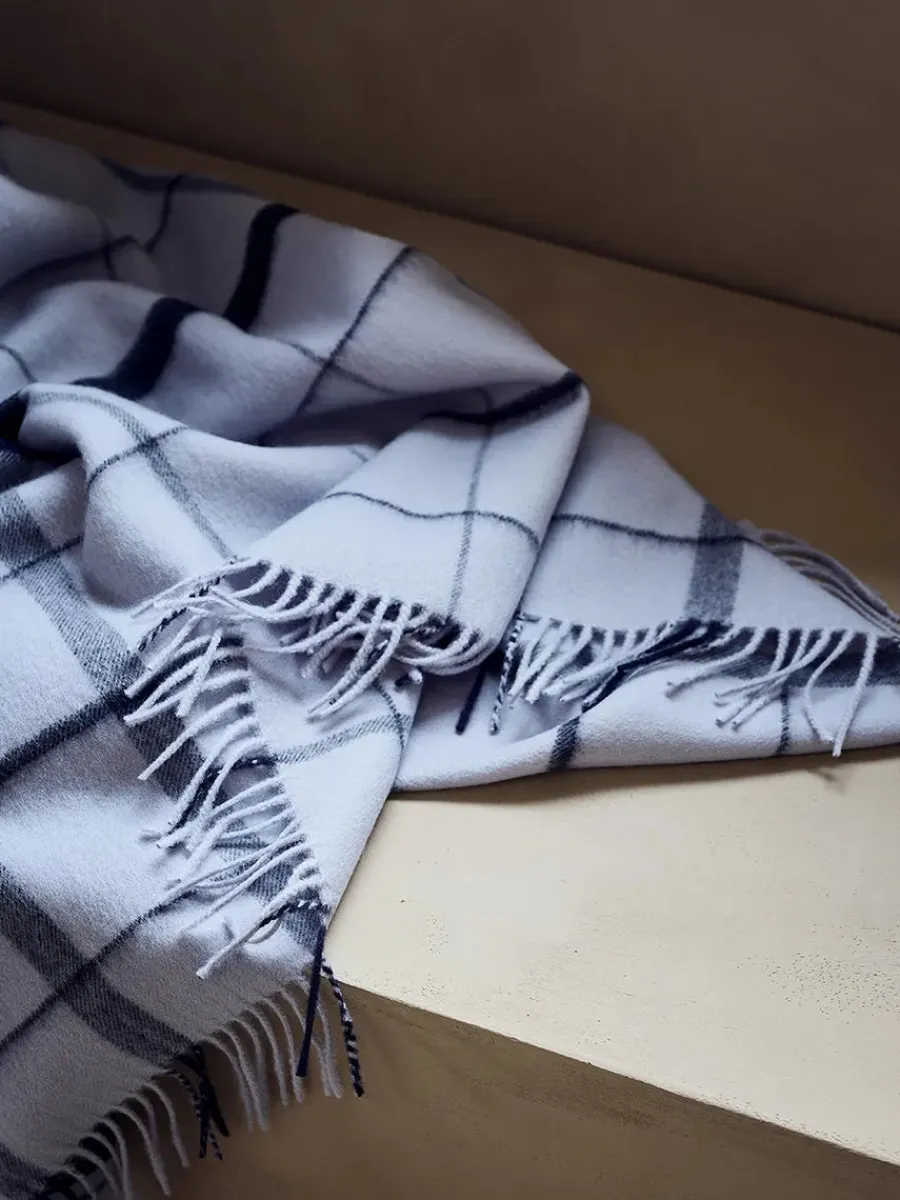 Silkeborg Uldspinderi Warp & Weft Plaid, concrete/midnight fra Outlet